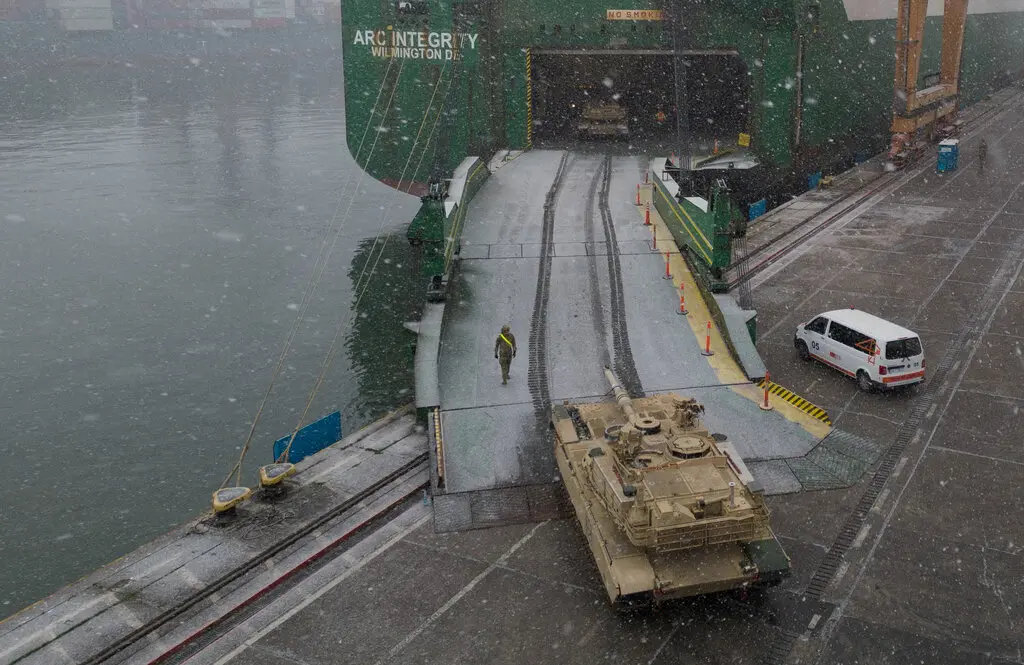 Abrams зі Сполучених Штатів розвантажується в грудні в польському порту Гдиня.